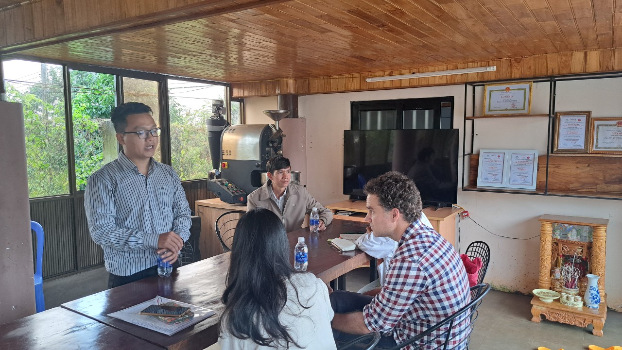 Hinh 4. Thăm và làm việc với HTX Ea Tân, xã Ea Tân (1)